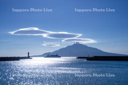 逆光のフェリーと利尻島