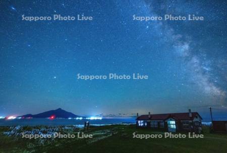 北のカナリアパークと利尻島夜景