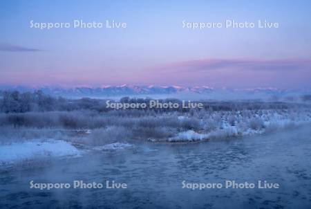 十勝川と日高山脈の朝焼け