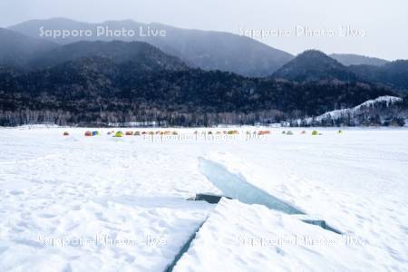 糠平湖の氷とワカサギ釣り