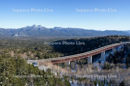 三国峠ニペソツ山と松見大橋　R273