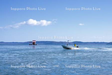 アサリ漁船と弁天神社　厚岸湖