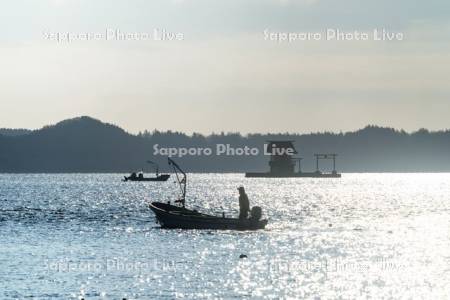 アサリ漁船と弁天神社　厚岸湖