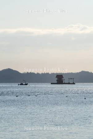 アサリ漁船と弁天神社　厚岸湖