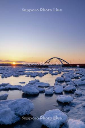 日の出と温根沼大橋と流氷