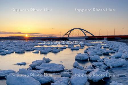 日の出と温根沼大橋と流氷