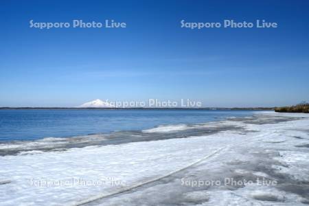 雪解けのパンケ沼と利尻島