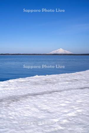 雪解けのパンケ沼と利尻島