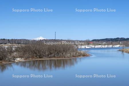 雪解けの三日月湖と利尻島