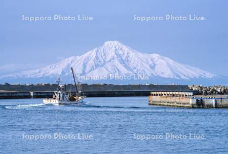 抜海漁港出漁と利尻島