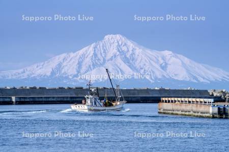 抜海漁港出漁と利尻島