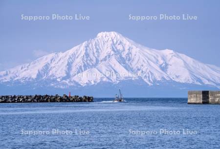 抜海漁港出漁と利尻島