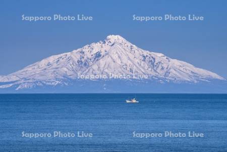 利尻島と漁船