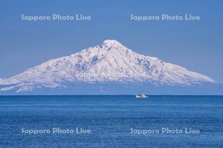 利尻島と漁船