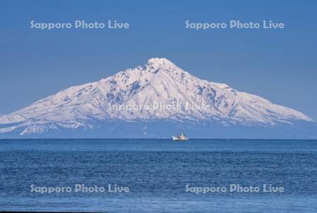 利尻島と漁船
