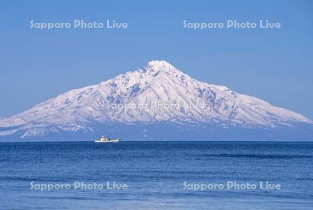 利尻島と漁船