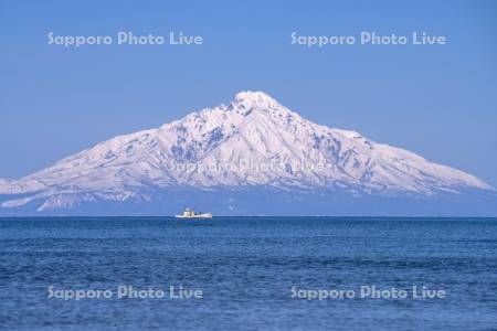 利尻島と漁船