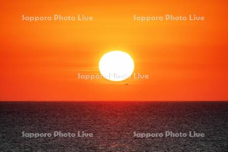 朝日とオホーツク海