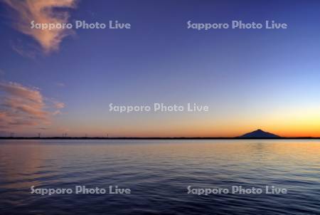 夕景のパンケ沼と利尻島