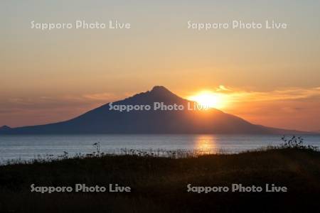 夕日と利尻島