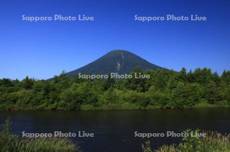 羊蹄山と尻別川