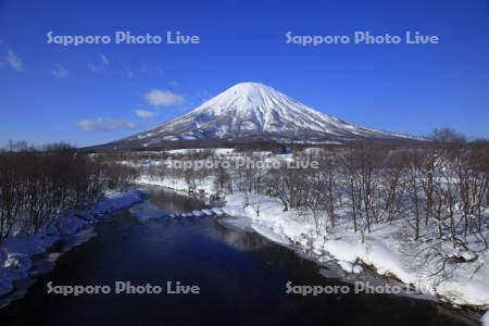 羊蹄山と尻別川