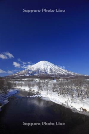 羊蹄山と尻別川