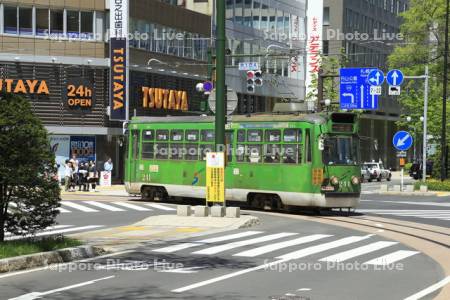 スクランブル交差点の札幌市電　2016年（H28）