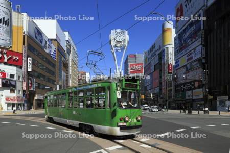 すすきのを走行する路面電車　2016年（H28）