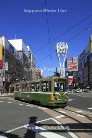 すすきのを走行する路面電車　2016年（H28）