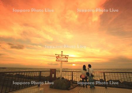 ノシャップ岬の夕日とカップル