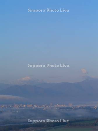 十勝川と朝もやの街