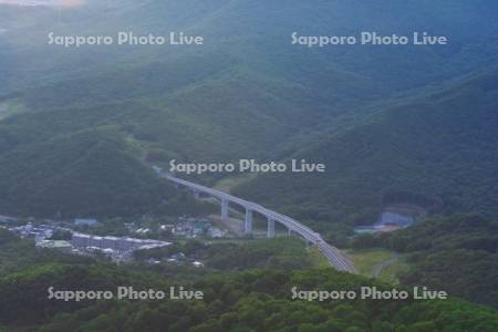 後志自動車道と朝里川温泉