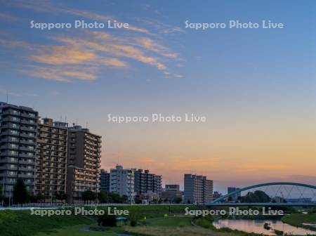 朝焼けの豊平川