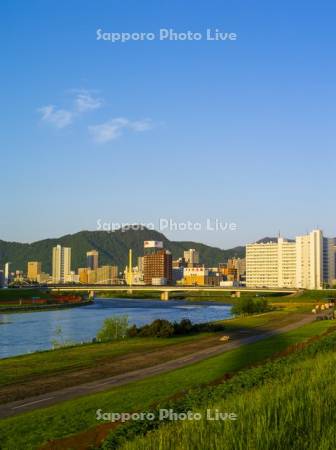 豊平川と朝の街並み