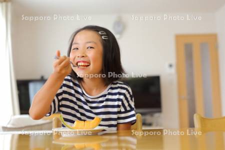 メロンを食べる女の子