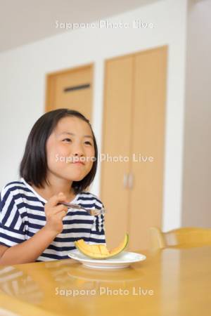 メロンを食べる女の子