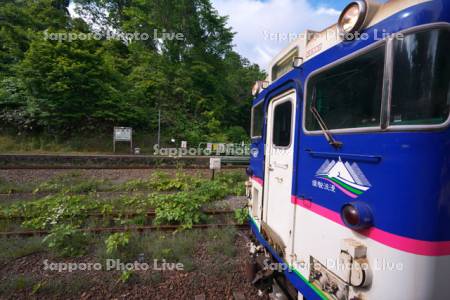 小幌駅とローカル列車