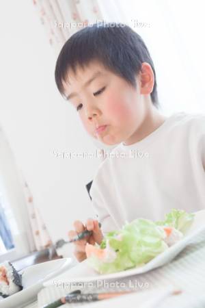 食事をする男の子