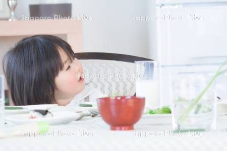 食事をする女の子