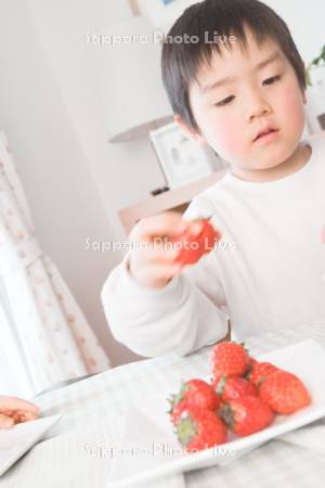 イチゴを食べる男の子