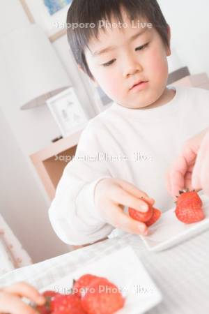 イチゴを食べる男の子