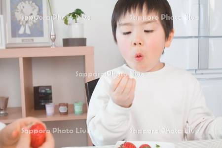 イチゴを食べる男の子