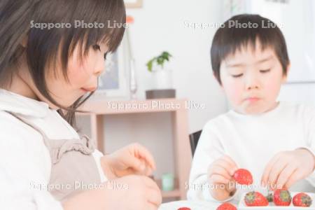 イチゴを食べる子供