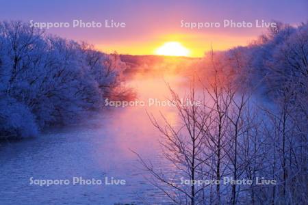 日の出と霧氷の釧路川