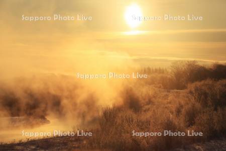 日の出と釧路川