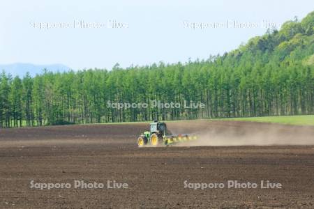 農作業とトラクター