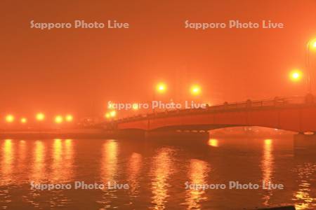 霧の幣舞橋と釧路川