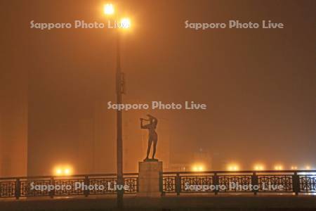 霧の幣舞橋とブロンズ像