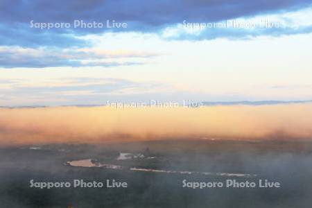 釧路湿原の朝モヤの風景